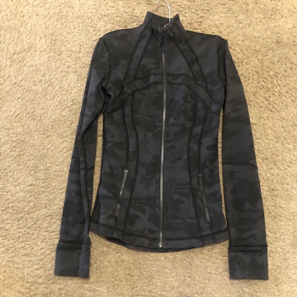 Lululemon Define Jacket featuring a dark gray and black camouflage pattern SZ 4